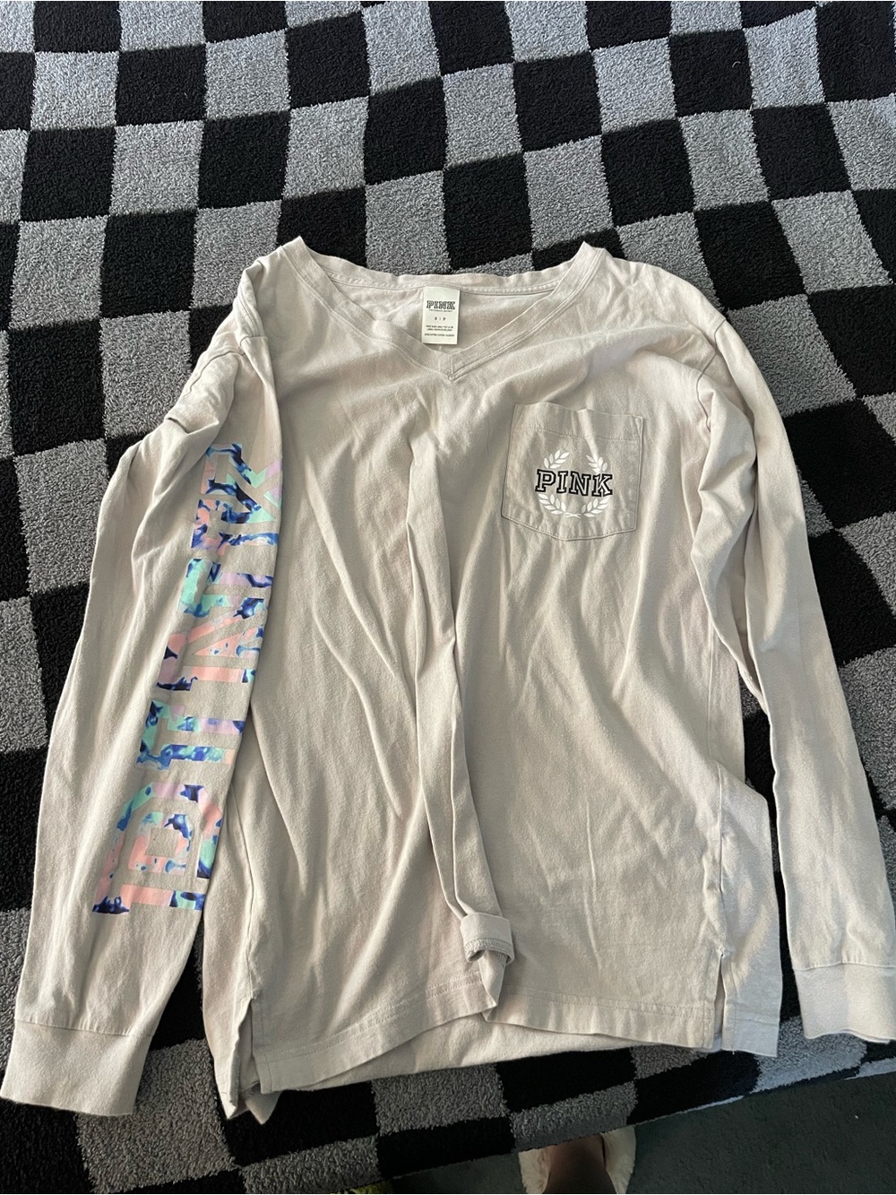 Pink like gray long sleeve tea with tie-dye letters, pink down the arm